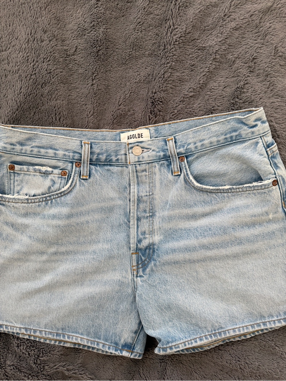 Agolde Parker Long Shorts in a light blue - Picture 3 of 6